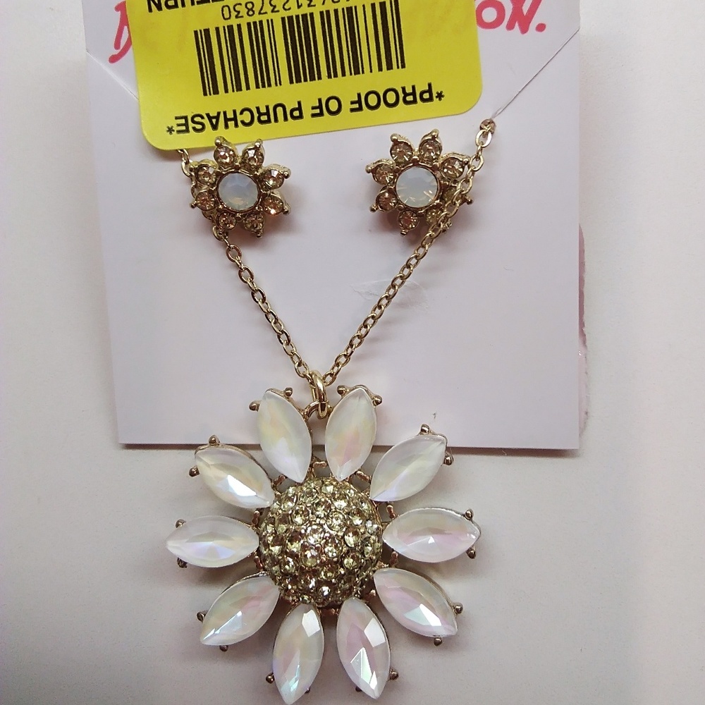 Betsey Johnson New White Daisy Necklace & Earrings